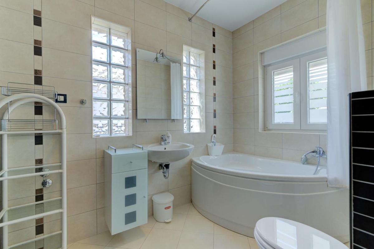Villa Dalmare โนวีวีโนดอลสกี ภายนอก รูปภาพ